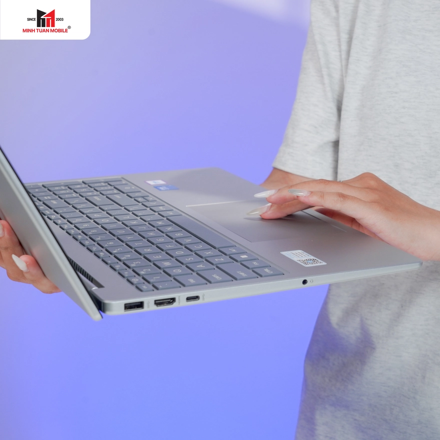 Về kết nối, HP 15 hỗ trợ đầy đủ các cổng hiện đại gồm USB A tốc độ 5Gb/s, USB C 10Gb/s, HDMI 1.4b, cùng jack tai nghe và micro combo, cho phép người dùng kết nối màn hình phụ hoặc máy chiếu mà không cần bộ chuyển đổi.