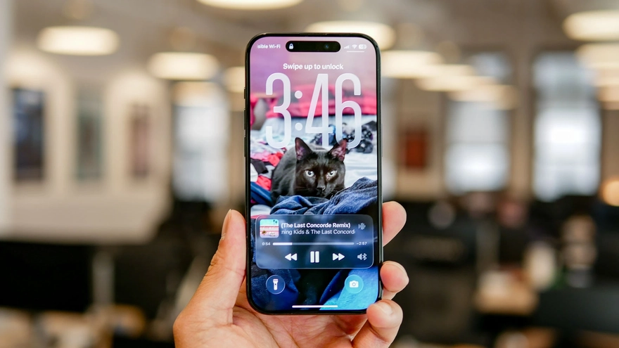 iOS 18.7.2 vs iOS 26.2 Public Beta: Chọn bản nào cho iPhone?