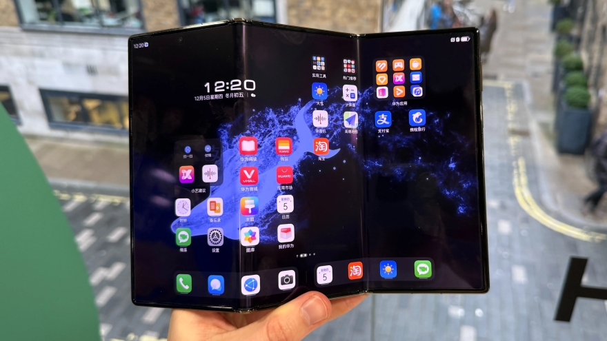 Galaxy Z Trifold lộ diện với viên pin lớn hơn Galaxy Z Fold7