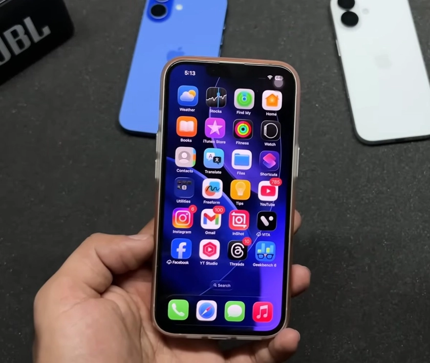 Đánh giá iOS 26.1 trên iPhone 13: 