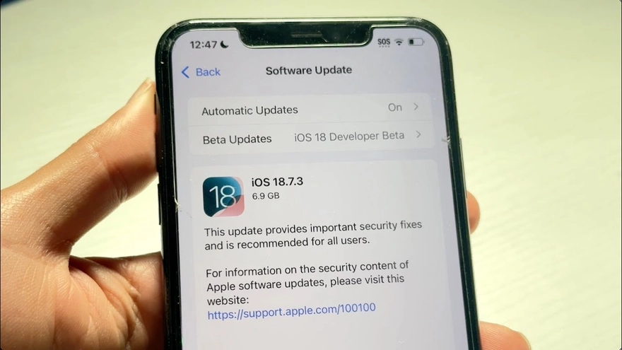So sánh iOS 26.2 và iOS 18.7.3: Khác biệt một trời một vực?