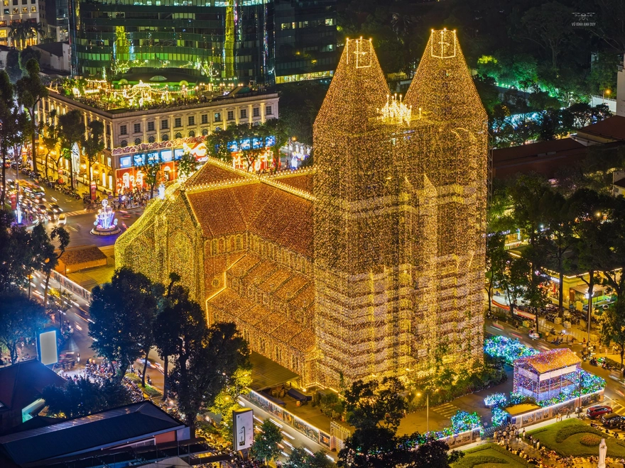 Săn ảnh Nhà thờ Đức Bà lên đèn hot trend năm nay với iPhone