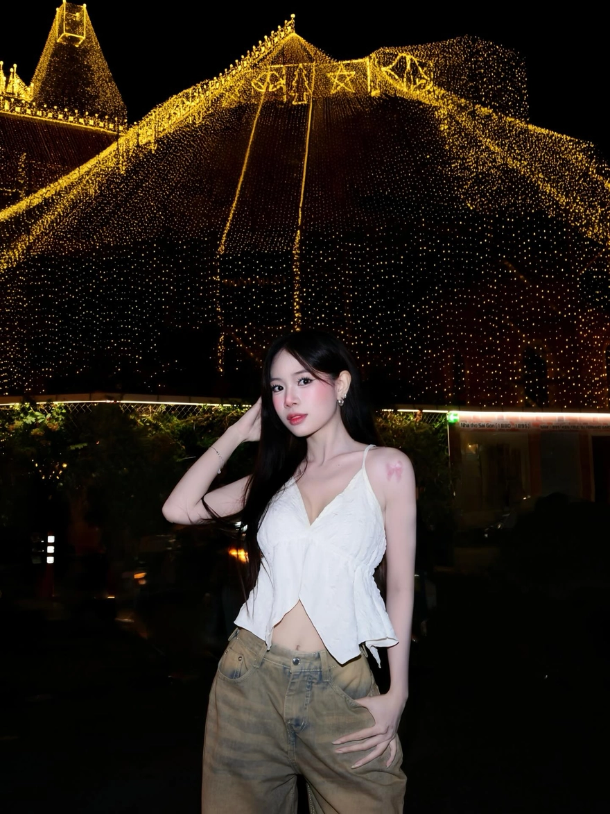 Săn ảnh Nhà thờ Đức Bà lên đèn hot trend năm nay với iPhone