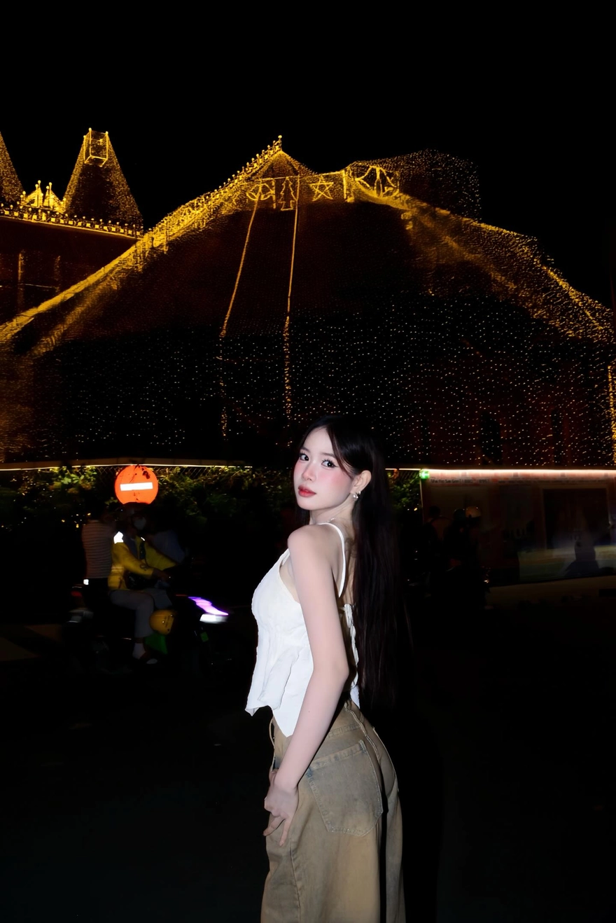 Săn ảnh Nhà thờ Đức Bà lên đèn hot trend năm nay với iPhone