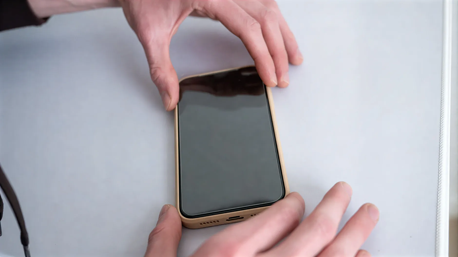 bạn đang vô tình làm hỏng điện thoại với 3 thứ này