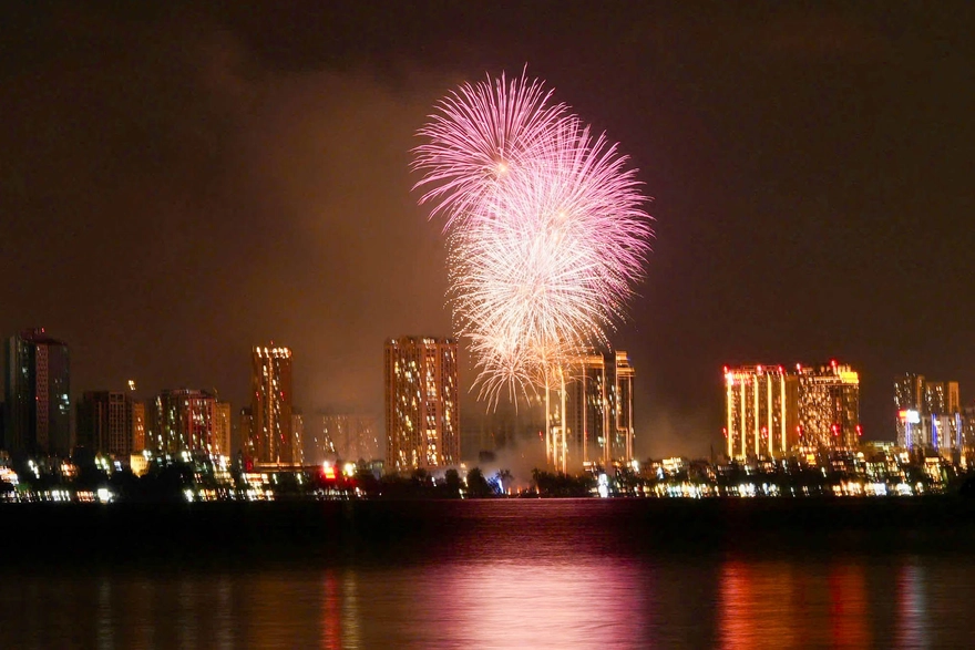 Lưu gấp 34 địa điểm bắn pháo hoa Tết 2026 tại Hà Nội!