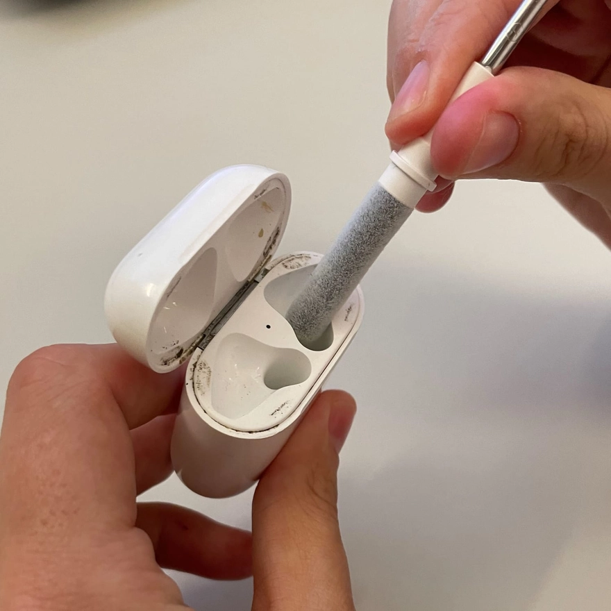 Vệ sinh tai nghe, cổng sạc: Việc cần làm ngay để đón năm mới!