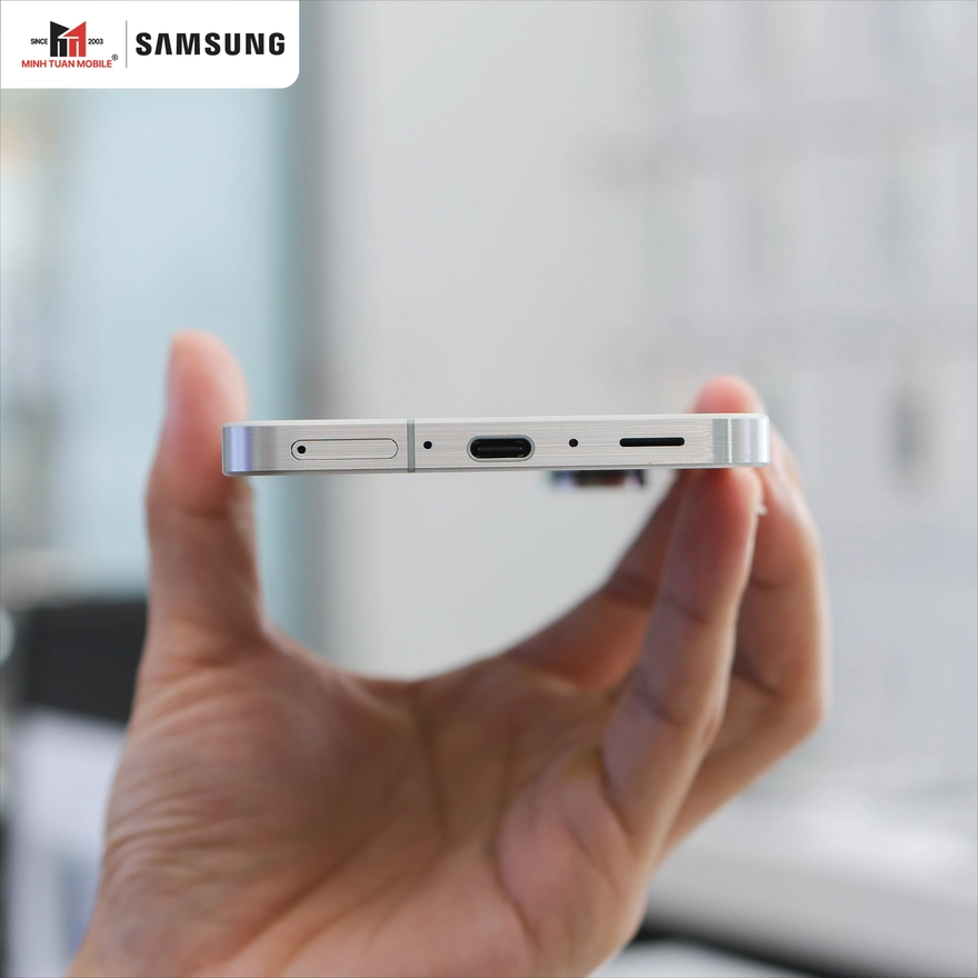 Bí mật đằng sau viền dưới dày trên smartphone Galaxy giá rẻ