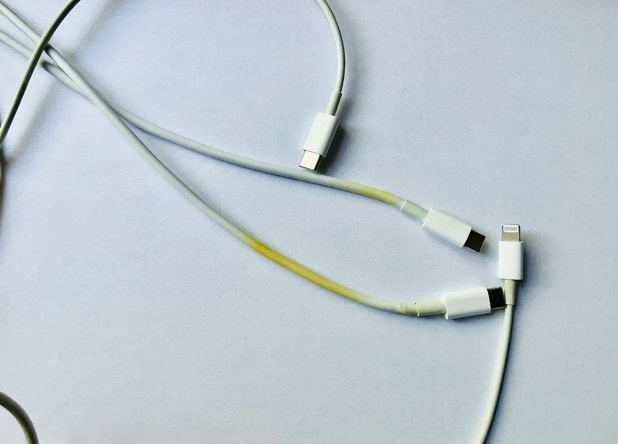 Cáp sạc iPhone ố vàng