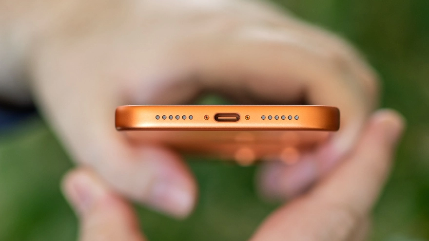 Công dụng của chiếc lỗ nhỏ trên cụm camera iPhone