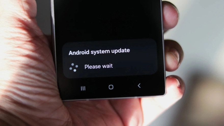 Samsung liên tiếp cập nhật Google Play, người dùng hoang mang