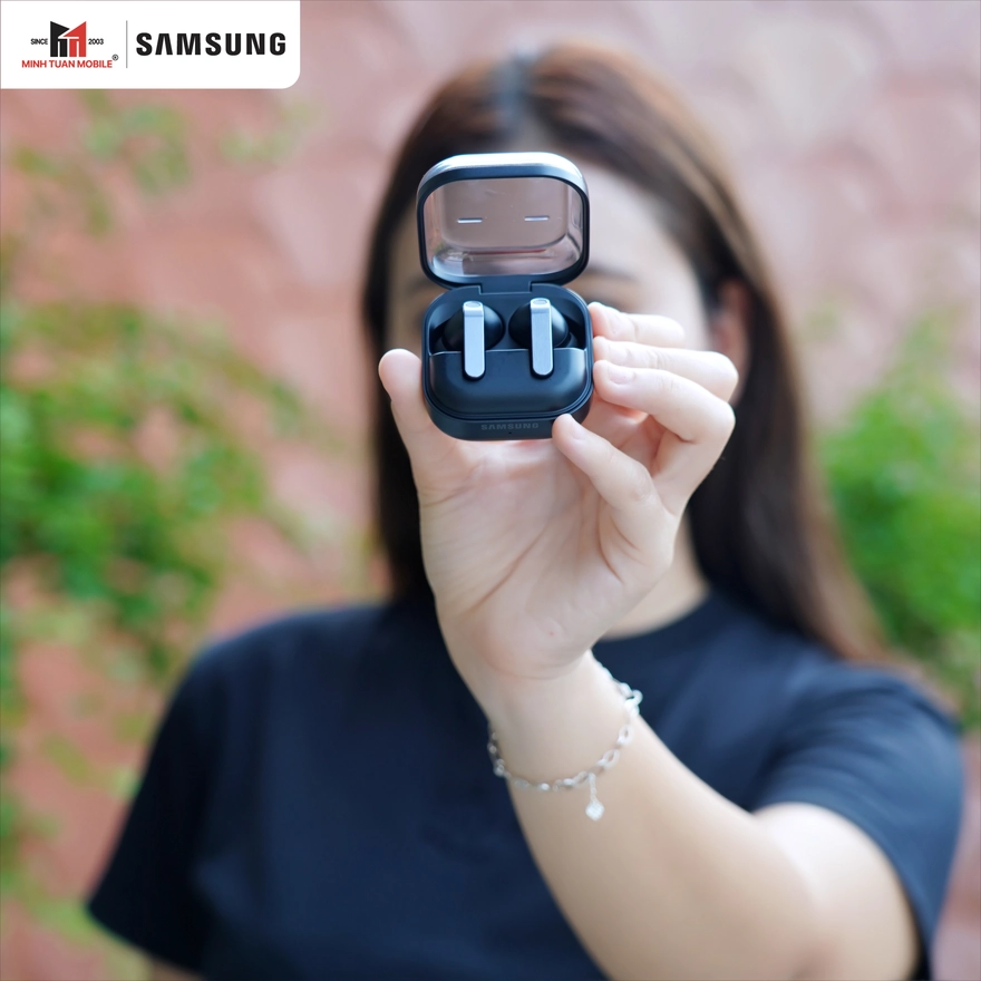 chenh-nhau-tien-trieu-chon-galaxy-buds4-hay-ban-pro-hoi-hon