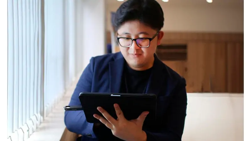 Thiết kế kim loại cao cấp và cơ chế xoay thông minh