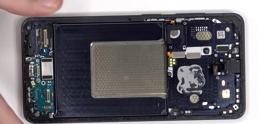 Teardown Galaxy S26:  Nâng cấp tản nhiệt, chống nước tốt