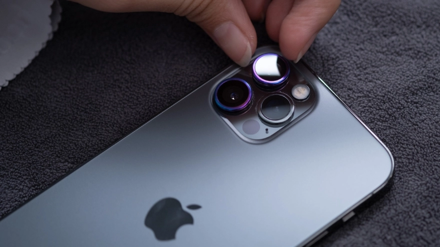 Có nên dán cường lực camera iPhone? Mẹo bảo vệ camera đúng