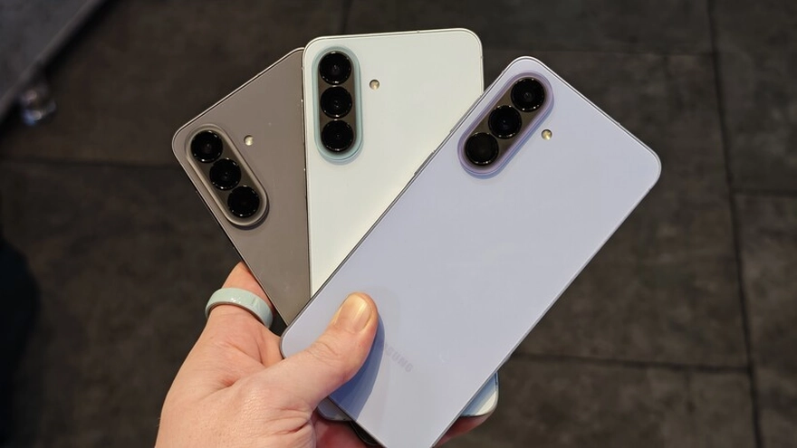  Galaxy A57 vs Galaxy A56: Chênh 3 triệu, chọn AI hay giá?