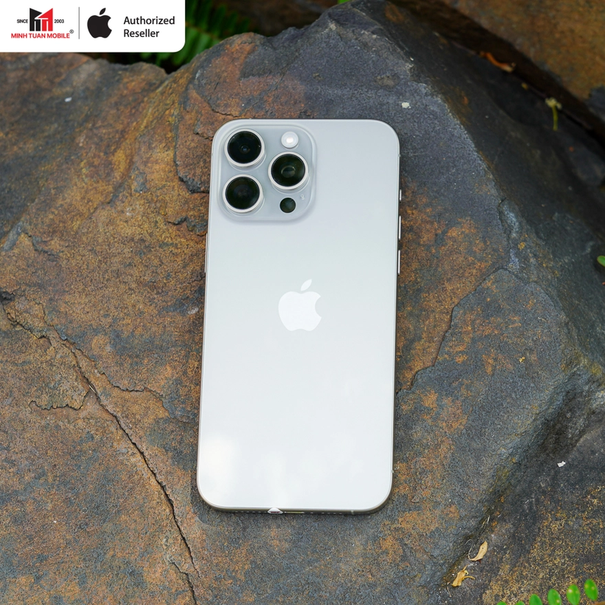 iPhone 16 ghi điểm với thiết kế nhỏ gọn có nút Camera Control, trong khi iPhone 15 Pro Max cũ áp đảo về camera và khung viền Titan
