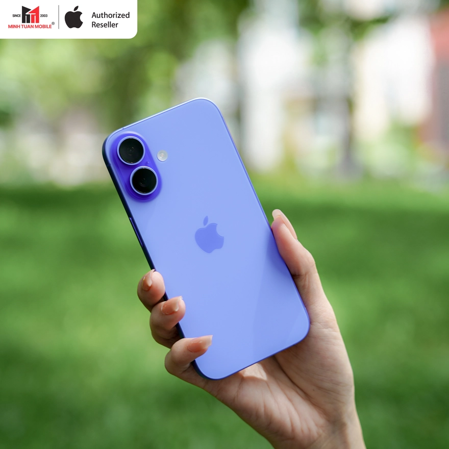iPhone 16 ghi điểm với thiết kế nhỏ gọn có nút Camera Control, trong khi iPhone 15 Pro Max cũ áp đảo về camera và khung viền Titan