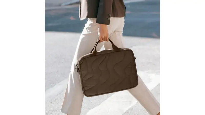 Lí do bạn nên lựa chọn túi chống sốc MacBook 14 inch Tomtoc Terra Puffy