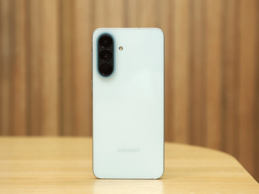 Nên mua Galaxy A57 hay OPPO Reno15 F để dùng tốt trong 5 năm?