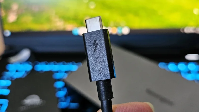 Nhận diện cáp sạc thông thường và cáp Thunderbolt cao cấp