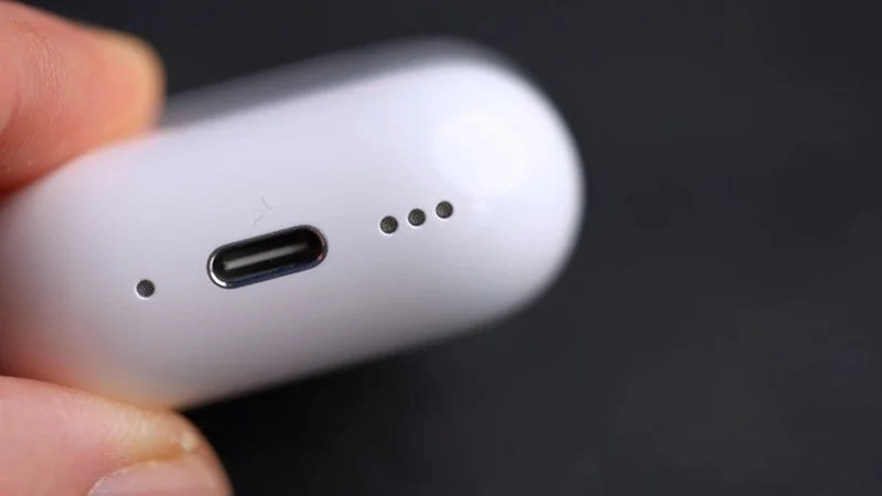 Lỗ tròn dưới đáy hộp sạc AirPods để làm gì? Giải đáp chi tiết