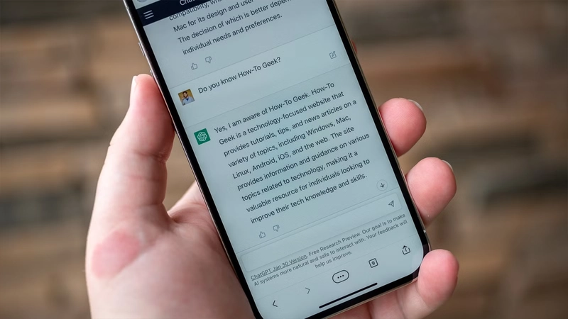 OpenAI với tham vọng sản xuất smartphone AI riêng với Jony Ive