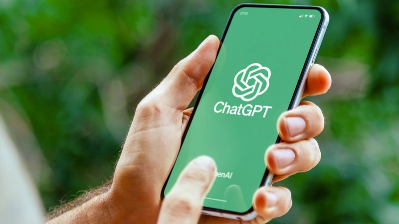 OpenAI với tham vọng sản xuất smartphone AI riêng với Jony Ive