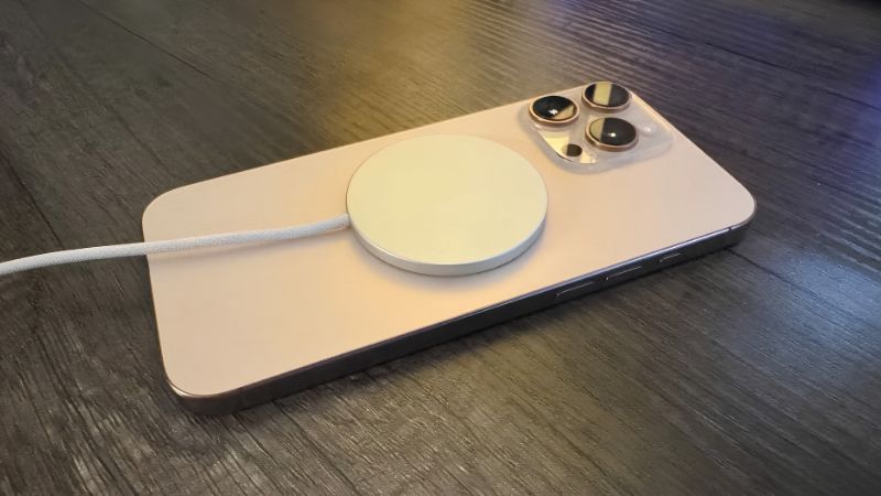 MagSafe là sạc không dây Apple dùng nam châm, tối ưu công suất đến 25W