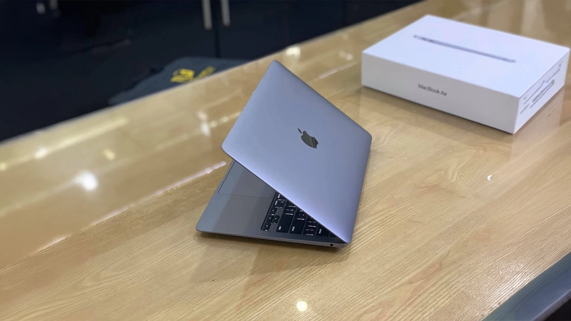 Dân văn phòng, sinh viên, ưu tiên dòng MacBook Air mỏng nhẹ