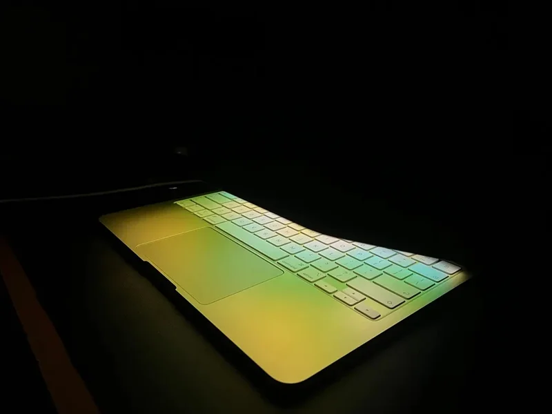 Bàn phím của MacBook Neo có độ nảy và độ nhạy trên trackpad tối ưu