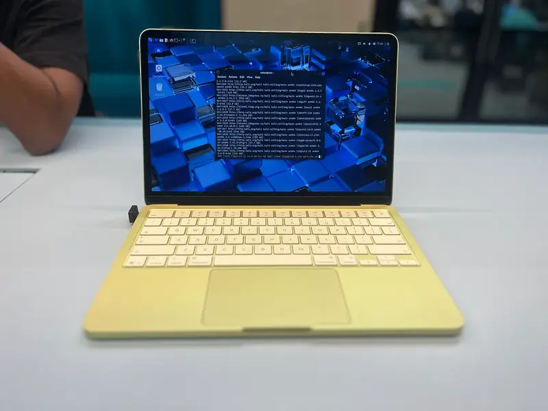 MacBook Neo giúp sinh viên trong việc viết code và chạy thuật toán lập trình