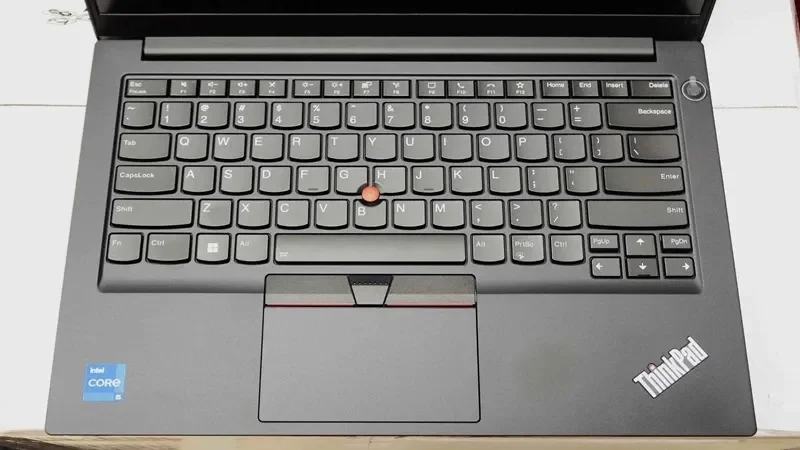 Giải mã bí mật chấm đỏ trên bàn phím laptop ThinkPad