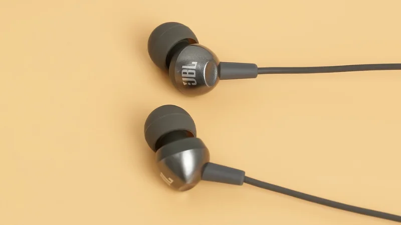 Tai nghe in-ear có thiết kế đặt trực tiếp vào ống tai