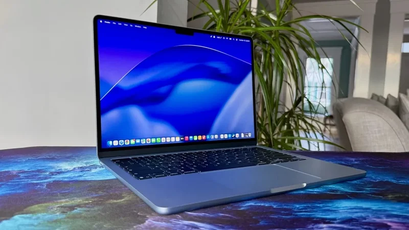 Rút toàn bộ các thiết bị ngoại vi đang kết nối với MacBook Air M5