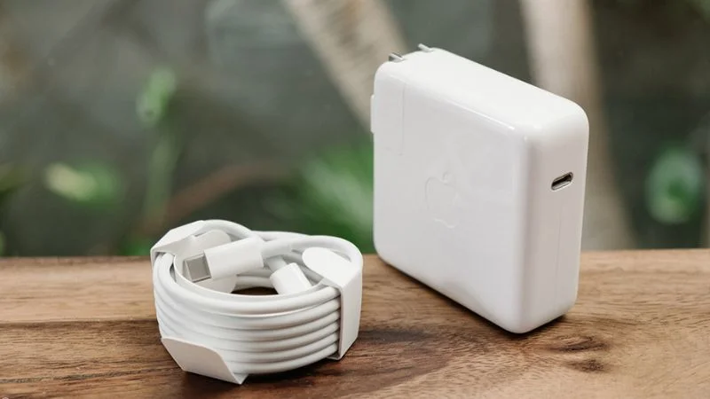 MacBook Air M5 nên ưu tiên bộ sạc có công suất từ 35W đến 70W