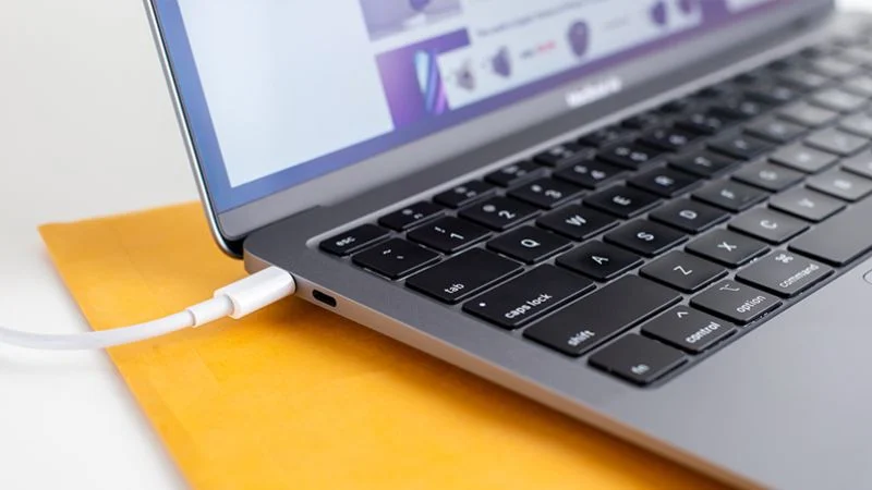 Sạc công suất lớn cho nhu cầu sạc nhanh MacBook Air M5