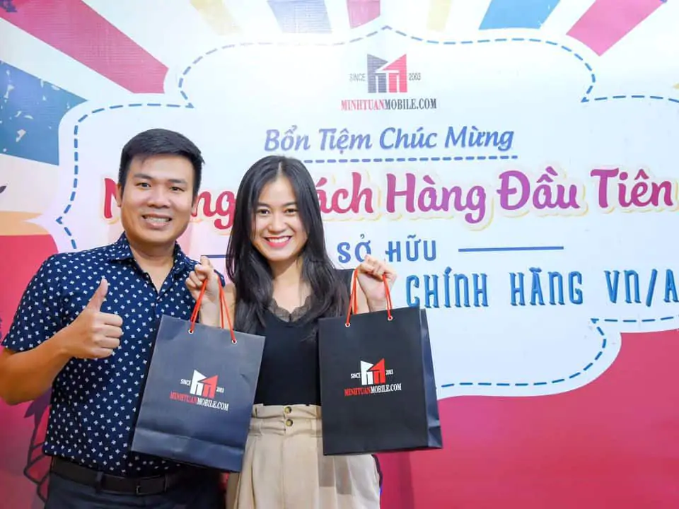 Khách hàng mua sắm thiết bị âm thanh tại Minh Tuấn Mobile