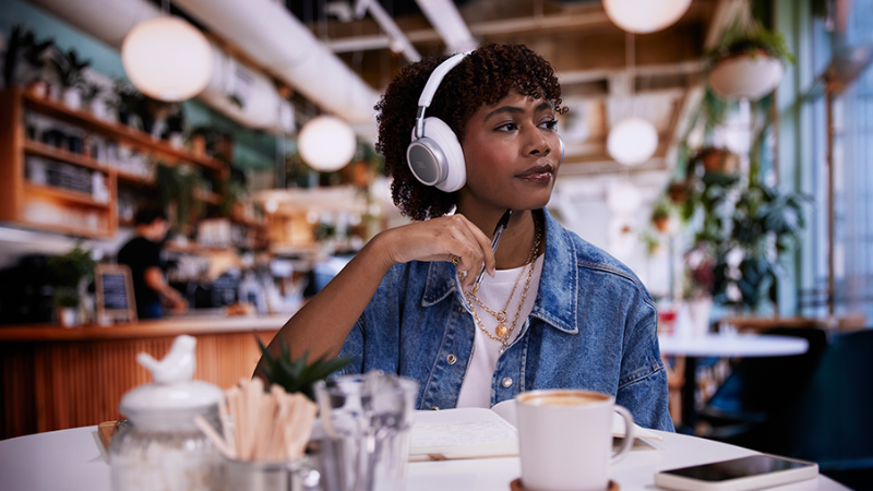 Thiết kế over-ear gọn nhẹ, đeo êm cả ngày