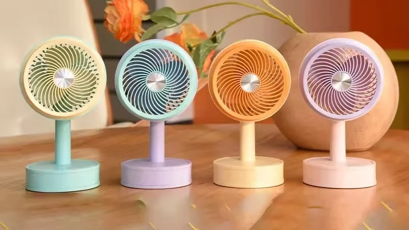 Quạt để bàn mini giúp xua tan không khí hè oi bức tại không gian bàn học, phòng trọ sinh viên