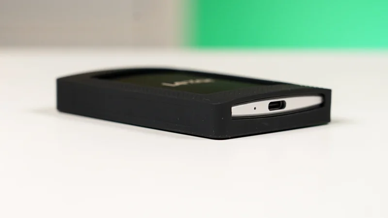 Ổ cứng SSD di động lưu trữ tài liệu với dung lượng lớn dành cho nhu cầu ôn tập của sinh viên