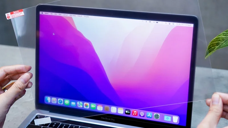 Miếng dán màn hình laptop bảo vệ thiết bị khỏi bị trầy xước hoặc ma sát
