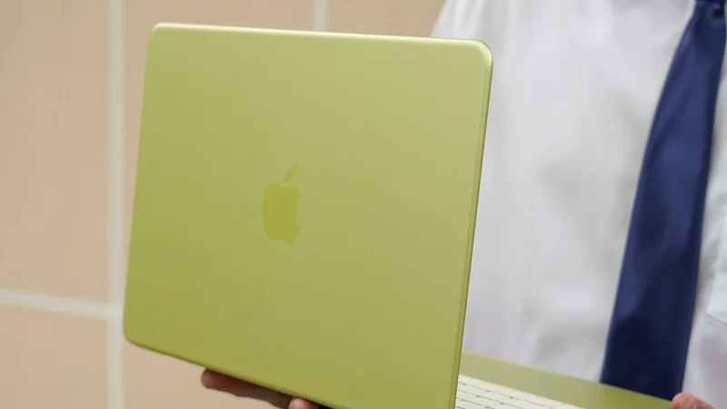 Laptop hoặc máy tính bảng là một trong những thiết bị quan trọng trong năm học mới