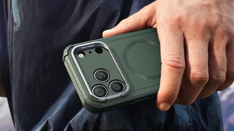 ESR có những dòng ốp kết hợp chức năng bảo vệ với phụ kiện từ tính hoặc chân đế