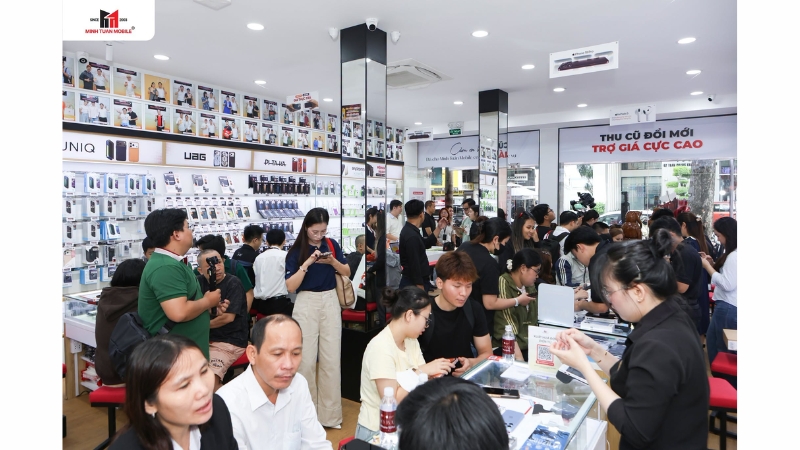 Không khí sự kiện và khoảnh khắc giao những chiếc máy iPhone 18 Pro đầu tiên