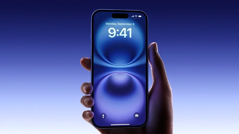 Điểm đáng tiếc trên iPhone 16 là màn hình vẫn duy trì tần số quét 60Hz truyền thống thay vì ProMotion 120Hz