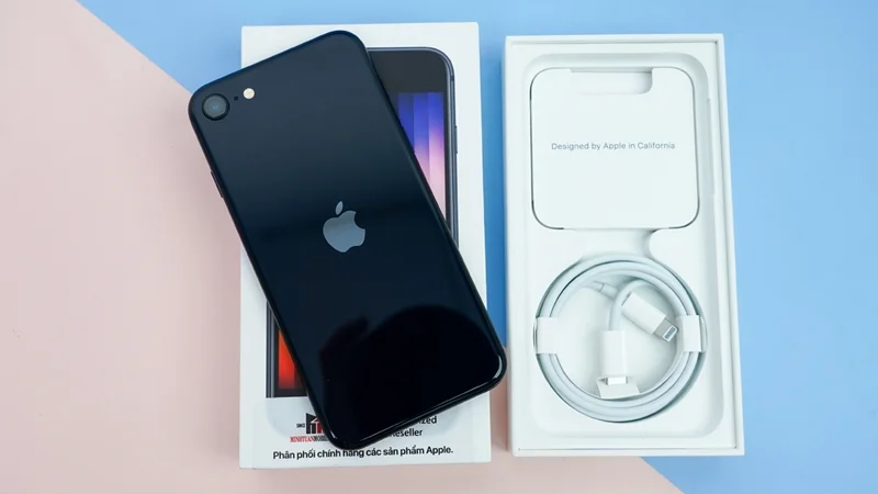 iPhone màn hình 6,1 inch cân bằng giữa diện tích hiển thị và độ gọn nhẹ