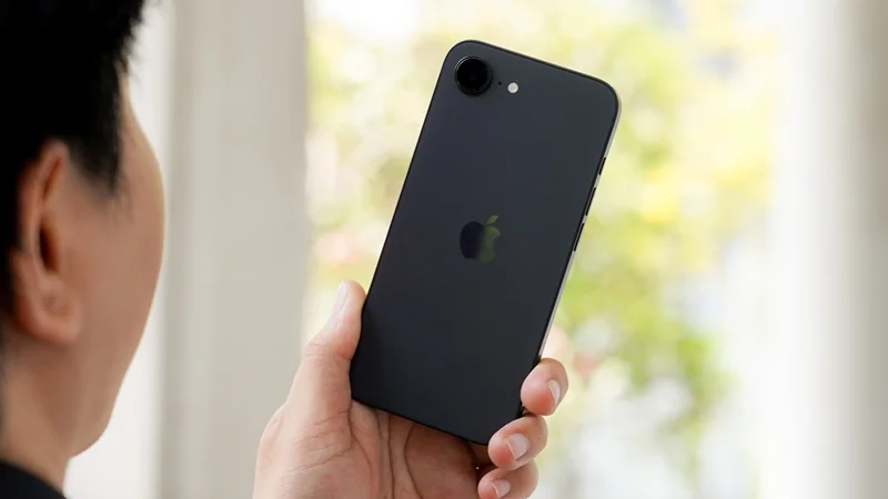 iPhone 16e vừa vặn khi bỏ túi hay cầm trên tay