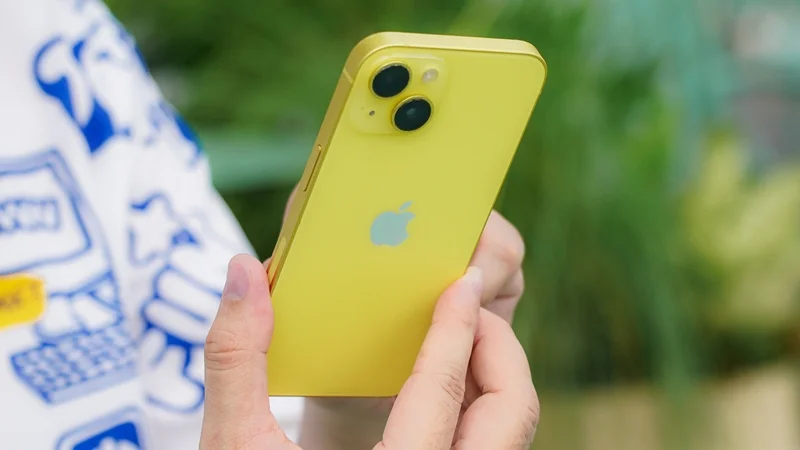 iPhone 14 có trọng lượng nhẹ, rất tiện cho việc di chuyển