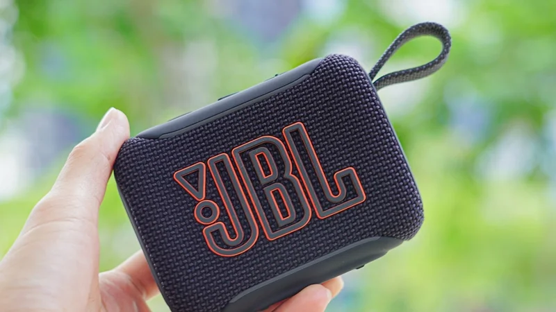 Thiết kế ngoại hình của JBL Go 5 hướng trọn vẹn đến tính cơ động